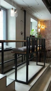 Интерьер кофейни: светлое помещение с высокими столами, деревянными лавками и минималистичной мебелью — уютная атмосфера для перекуса.