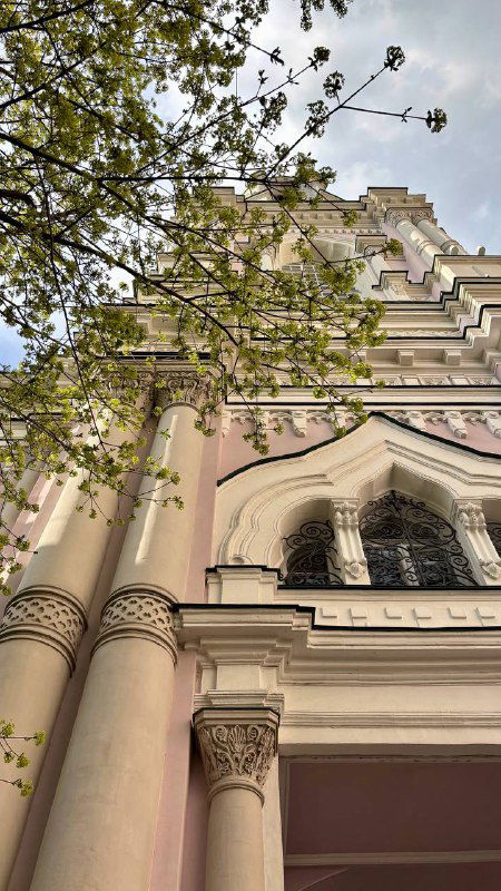 Храмы и колокольни Москвы весной