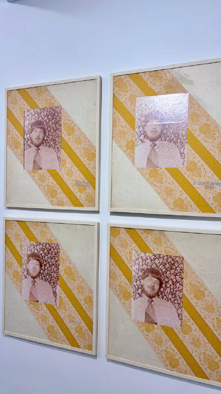 Четыре оформленные графические листа в белых рамах с диагональными жёлтыми полосами и ретро-фотопечатями — стенд выставочной композиции.