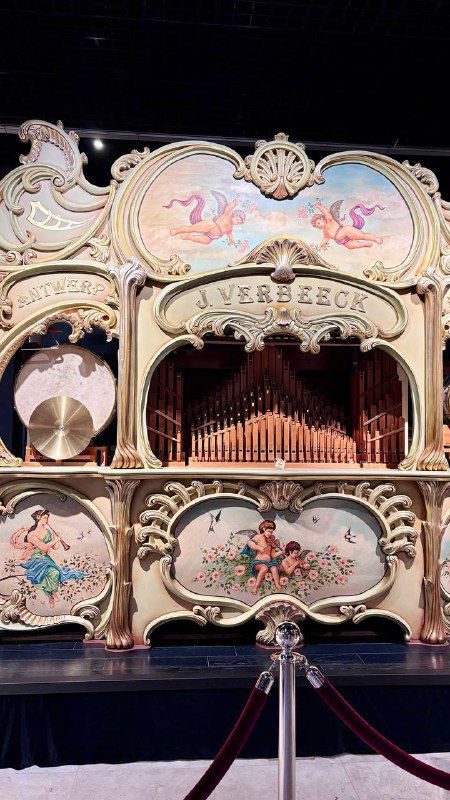 Большой декоративный автоматический орган с расписными панелями и росписью, оформленный в стиле аттрактивной карусели музыкальных машин.