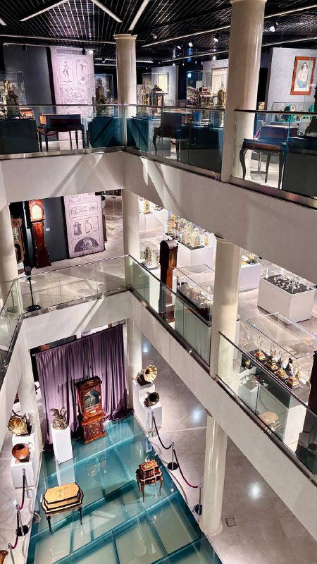 Панорамный вид на просторные уровни выставочного зала музея «Собрание»: витрины, экспонаты и двухуровневая планировка интерьера.