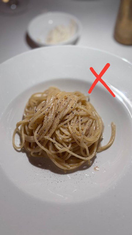 Порция простой пасты со сливочным соусом на белой тарелке, минимальная подача без украшений, отмечена крестом — не финалист.