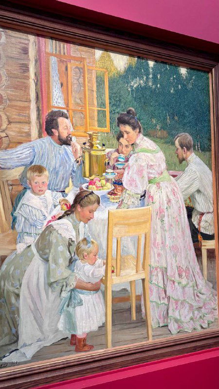 Семейная сцена Кустодиева: застолье на веранде, мать и дети, тёплые тона и подробные бытовые детали в музейной экспозиции.