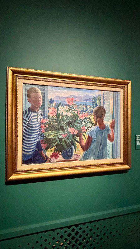 Картина с детьми и комнатным растением: светлая палитра, бытовая сцена и рама на зелёной стене выставки Кустодиева в Третьяковке.