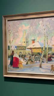 Картина зимней ярмарки и гуляния: фигурки людей на снегу, уютные тона и динамика сцены в экспозиции Третьяковской галереи.