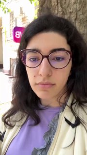 Крупный план селфи автора в очках на городском фоне возле места проведения поп‑апа; кадр показывает атмосферу улицы и присутствие посетителей