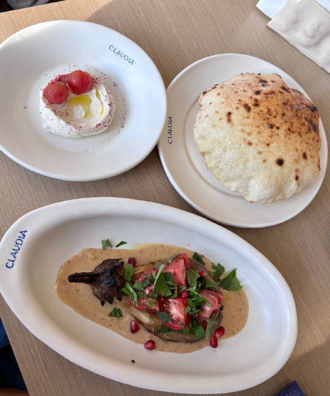 Claudia — запечённый баклажан, лепешка и яблочный татен