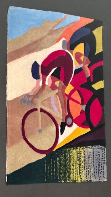 Фрагмент настенной графики с изображением велосипедиста в ярких цветах; художественный акцент в оформлении кафе Rebellion, поддерживающий тему велоспорта.