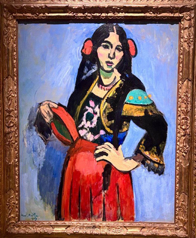 Картина в золотой раме: женщина в национальном костюме, яркие контрастные цвета и характерная фовистская манера исполнения.