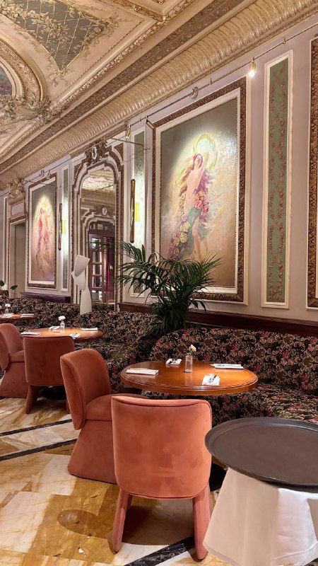 Интерьер ресторана Savoy: розовые кресла, зеркальные панели и изящные настенные картины — уютная сервировка столов и атмосфера зала.