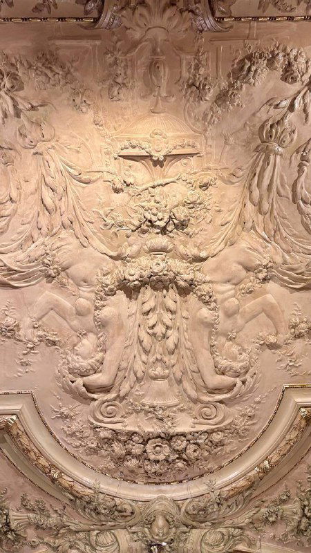 Барельефная лепнина и архитектурный декор потолка ресторана Savoy: сложные орнаменты, ангелы и классическая резьба вблизи.