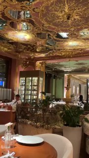 Панорамный вид на большой зал ресторана Savoy с зеркальными потолками, золочёными элементами и расстановкой столов в классическом стиле.