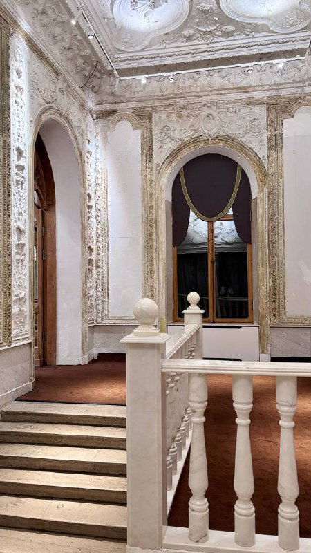 Парадная лестница и декоративные балюстрады усадьбы с богатой лепниной и арочными проемами в классическом стиле в Москве