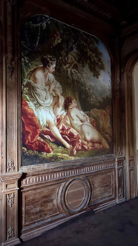 Живописная настенная картина в рамках и деревянная панель под ней — один из натюрмортных залов усадьбы с музейной атмосферой