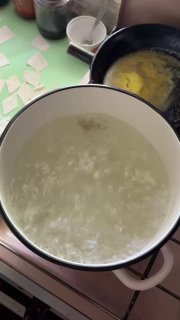 Кипящая кастрюля с подсоленной водой, в которой будут вариться кусочки теста для татар бераги — этап варки, домашняя плита и пузырьки.