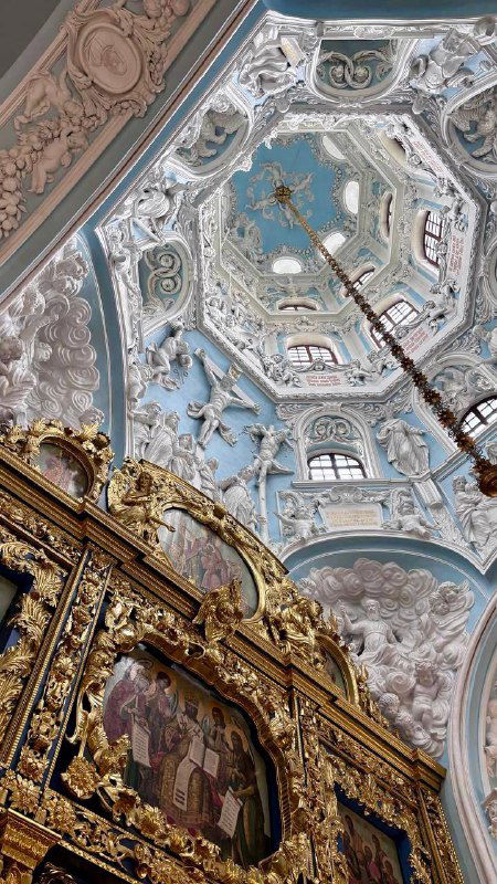 Интерьер Знаменской церкви: расписной свод, иконостас и лепнина в пастельных тонах с изящной позолоченной отделкой.