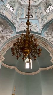 Фрагмент купола и люстры Знаменской церкви: декоративная лепнина, окультуренный купол и золотая подвесная люстра.