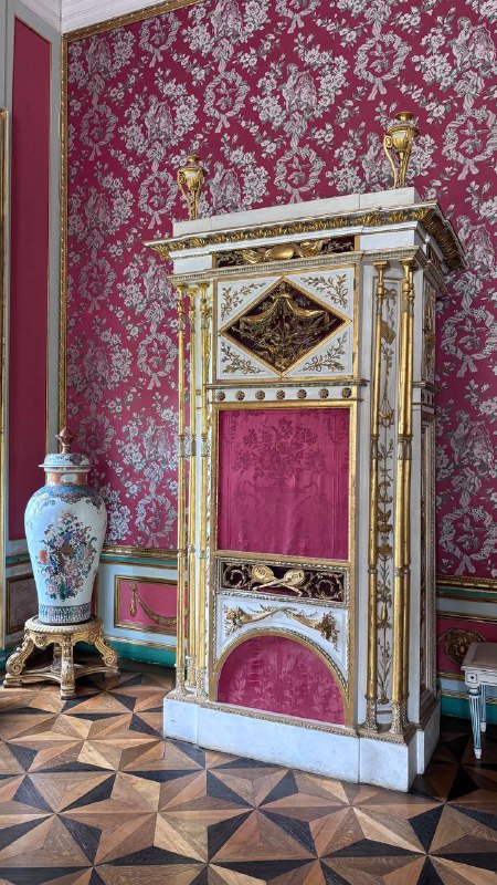 Декорированная ниша с красным бархатом и позолоченными элементами в усадебной комнате Кусково — роскошная декоративная мебель и отделка.