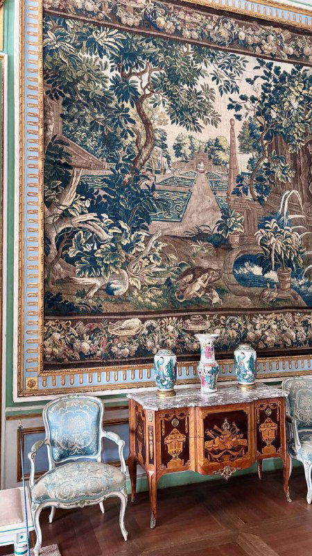 Комната с крупным гобеленом на стене, антикварной мебелью и фарфоровыми вазами — текстиль и интерьерная живопись в усадьбе.