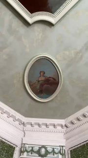 Потолочный медальон с живописным изображением и лепниной в одной из зал Кусково — декоративная роспись и классические элементы интерьера.