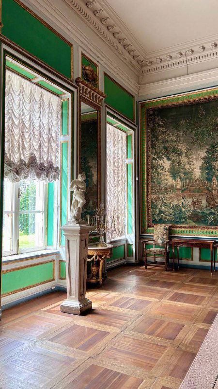 Зелёная гостиная усадьбы Кусково: высокие окна, паркет, скульптуры и настенные гобелены создают светлый камерный интерьер для прогулок.