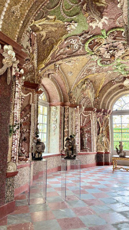 Интерьер уникального грота в Кусково с мозаикой из ракушек и перламутра, арками и мелкой декоративной отделкой — редкая техника отделки.