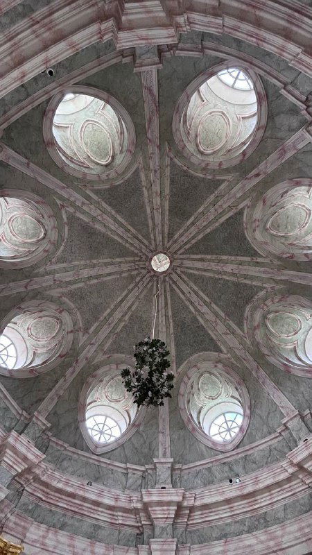 Купольный потолок с круглыми световыми окнами и центральной люстрой в одном из павильонов Кусково — архитектурная рама и свет.