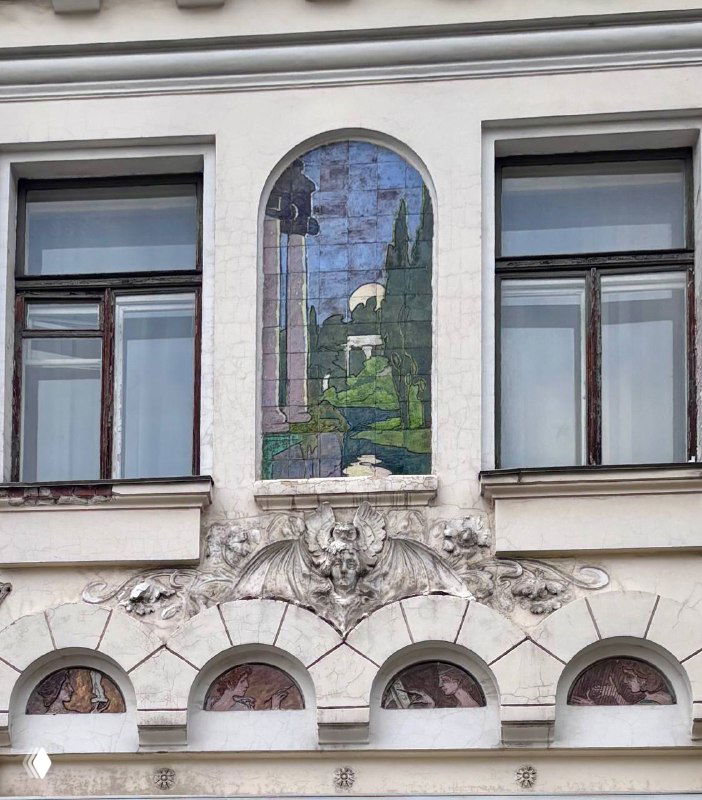 Мозаика на фасаде посольства с растительным и архитектурным орнаментом, встроенная в классический декор дома — фрагмент прогулки.