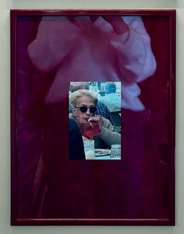 Фрагмент художественной фотографии в рамке на стене ресторана — одна из смешных и свободных работ, упомянутых автором.