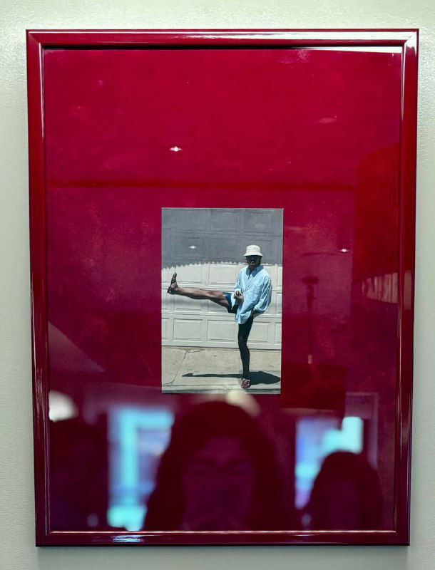 Ещё одна фоторабота на стене в рамках, отражение и посетители на заднем плане — атмосфера экспозиции в интерьере бистро.