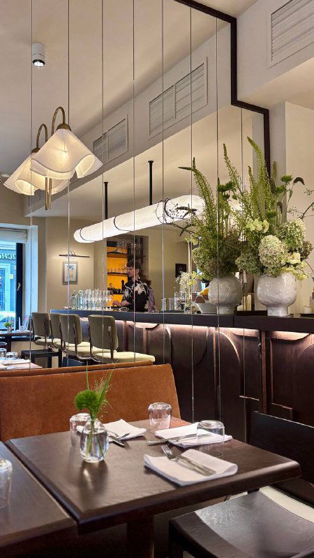 Интерьер Trompette: сервированные столы, цветочные композиции и барная зона — стильный и светлый зал в марсельском духе.