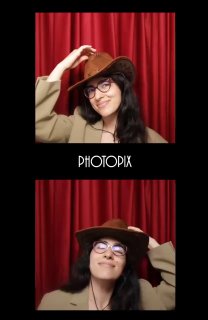 Фото из корейской фотобудки: портретная вертикальная полоса с девушкой в шляпе и очках на фоне красной занавески, атмосферный кадр.