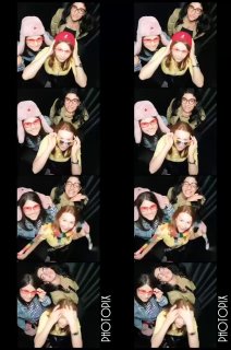 Полоска маленьких кадров из фотобудки: несколько подружек в шапках и очках, весёлые позы на чёрном фоне с логотипом Photopix.