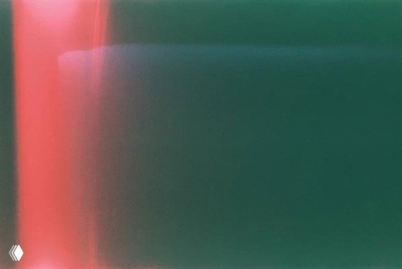 Абстрактный плёночный кадр с горизонтальными и вертикальными засветами, тёмно-зелёные и розовые тона — экспериментальный результат плёночной съёмки в дороге.