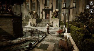 Площадь и лестницы в ремастере Syberia: персонаж идёт по вымощенной площади рядом с архитектурными скульптурами и зелёными насаждениями.