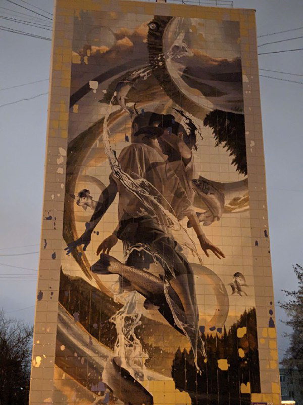 Монохромный крупный мурал на всю стену с плавными формами и морскими мотивами — фигура в движении и водная динамика в центре композиции.