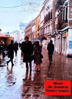 Улица Венеции после дождя: прохожие под зонтиками, отражения на мокрой брусчатке и спокойный городской ритм в мягких тонах постера или кадра.