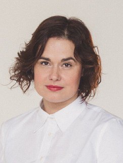 Портрет Юлии Жарковой, светодизайнера и руководителя бюро «Культура Света»: студийная фотография крупным планом, нейтральный фон и деловой образ.