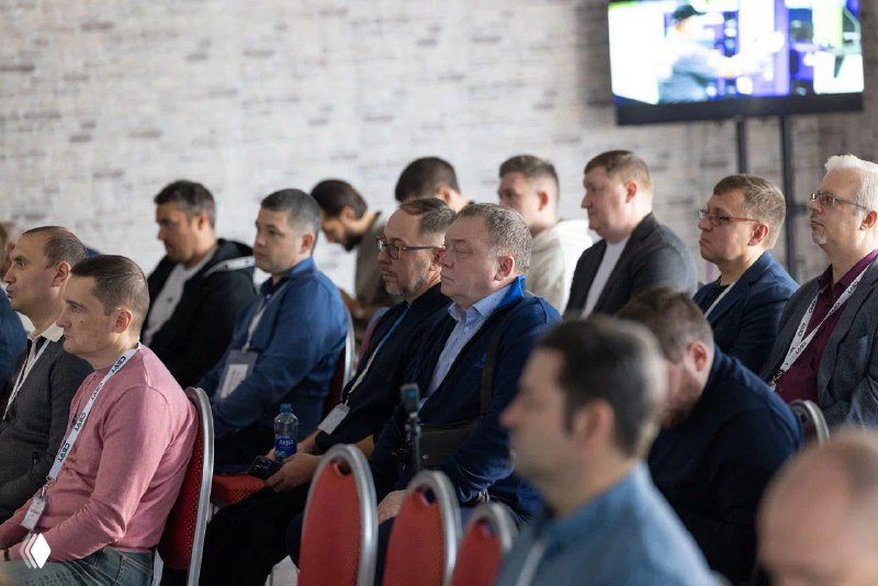 Зал с участниками форума CSVT: слушатели в креслах attentively слушают доклады, деловая атмосфера мероприятия.