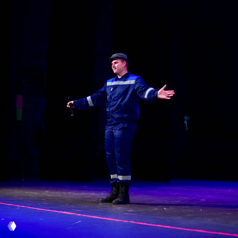 Участник в форме спасателя выходит на сцену, сценический образ в корпусной постановке, выраженная жестикуляция и актёрская подача на конкурсе.