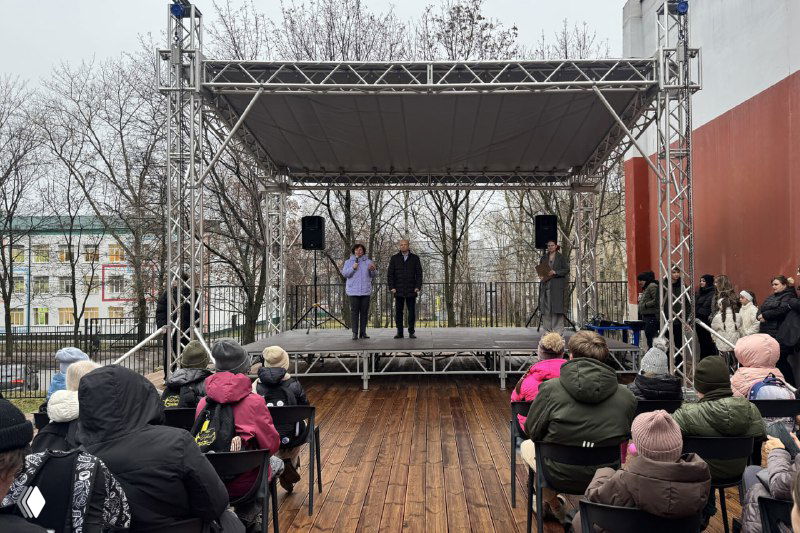 У Рязанского Дворца молодежи открылась уличная сцена