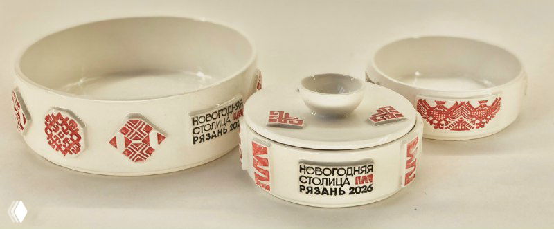 Чаши и сахарницы из коллекции Скопинской керамики с геометрическим красным узором и надписью о Новогодней столице Рязань 2026