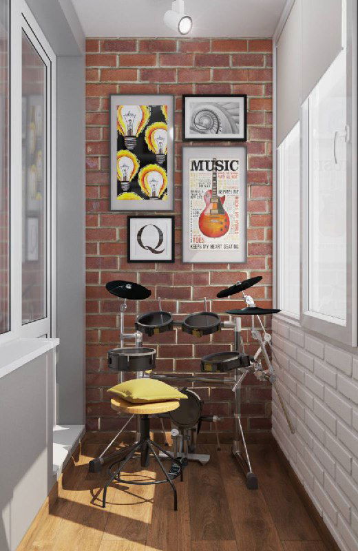 Узкое помещение с кирпичной стеной и музыкальной установкой, на стене набор постеров и афиш в рамках, выразительный и творческий интерьер.