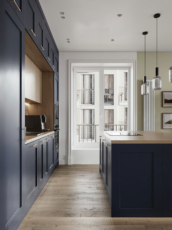 Ракурс прохода между островом и окном: фасады темно-синего кухонного гарнитура, деревянная столешница и светлый пол в интерьере ЖК Брусника.