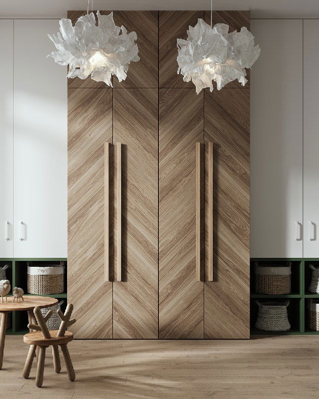 Зона хранения: высокий шкаф с рисунком из дерева «ёлочкой», открытые ниши для корзин и бумажные люстры в виде облаков над шкафом.