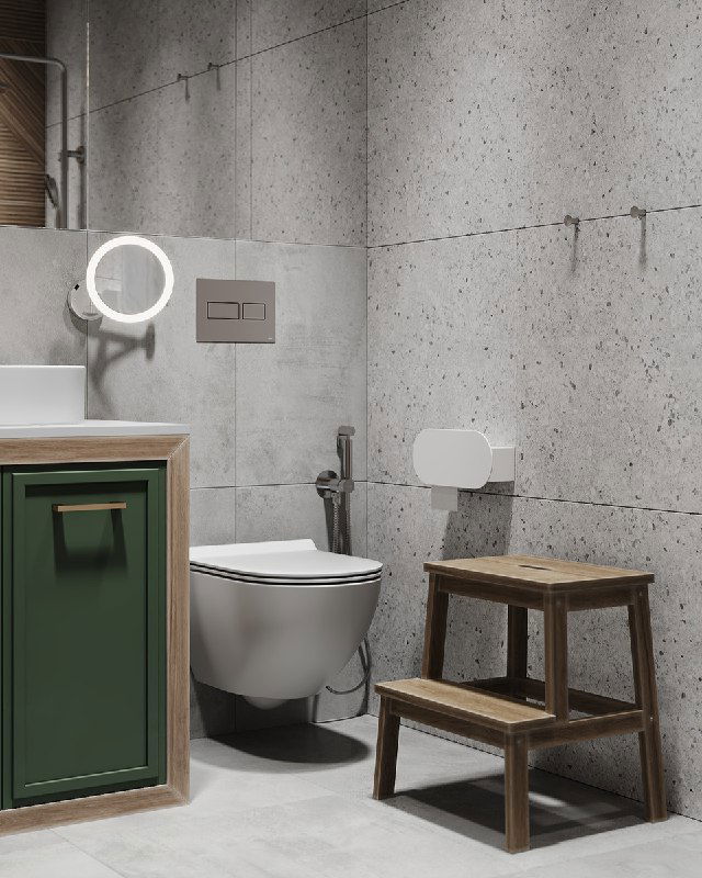 Ракурс маленькой ванной: подвесной унитаз, столик-ступенька, зеркало с подсветкой и сочетание серой керамогранитной плитки с текстурой под дерево на стене.
