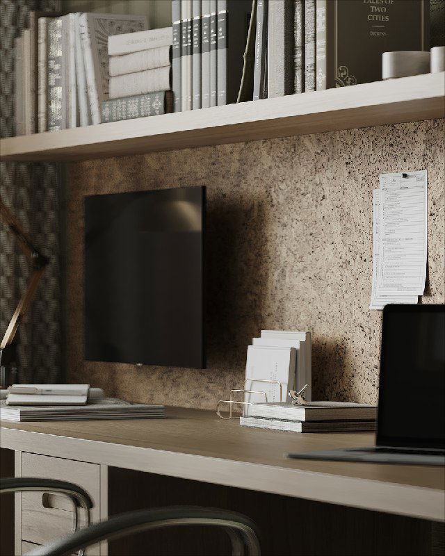 Деталь рабочего стола: пробковая панель для заметок, аккуратно сложенные бумаги, угол монитора и организованные канцелярские предметы.