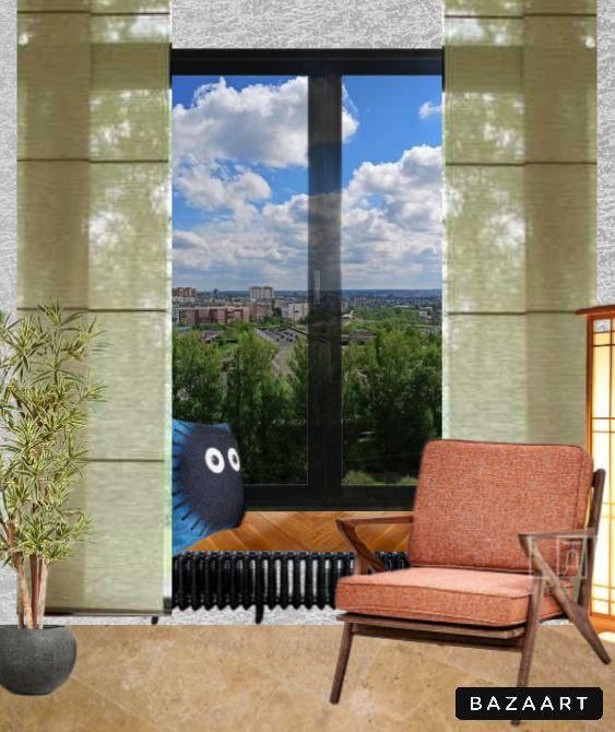 Зона у окна с креслом и видом на город; мягкие текстуры и зелёные шторы создают спокойный, натуральный акцент интерьера.