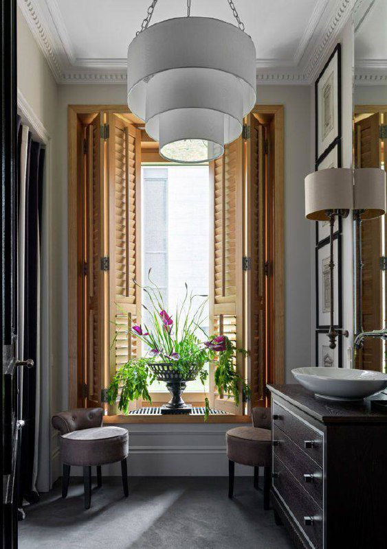 Деревянные ставни и рама с декоративными элементами, окно в коридоре с подвесным светильником — элегантный интерьерный приём вместо штор.