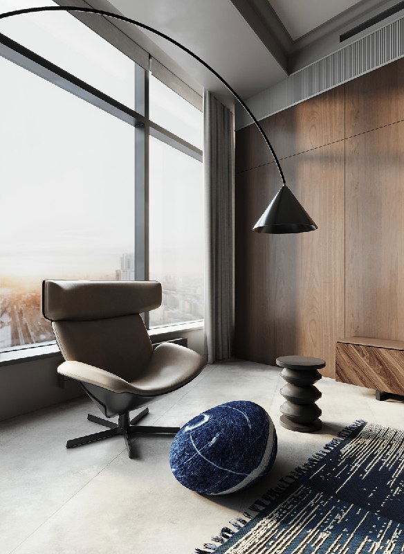 Кресло для отдыха у большого окна с арочным профилем, торшером и синим вязаным пуфом, на фоне городской панорамы и мягкого естественного света.